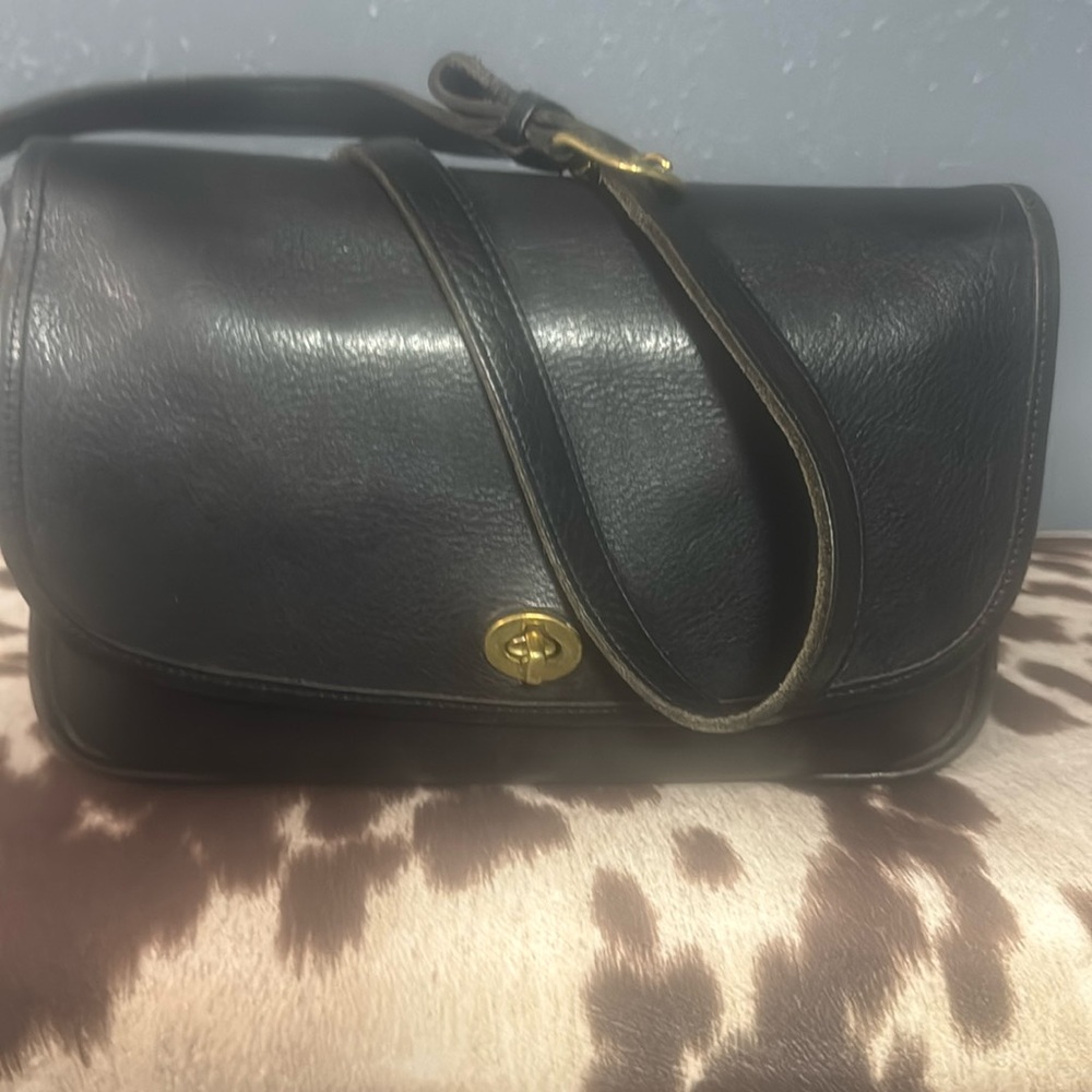 Vintage Coach Metropolis L7M-9087. •